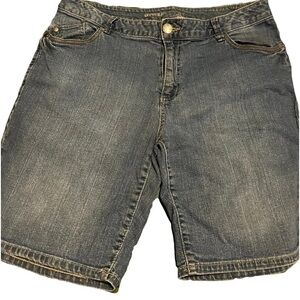 Avenue woman’s plus size 16 shorts   (ae)